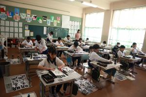 競書会に取り組む４年生の子たちの写真です