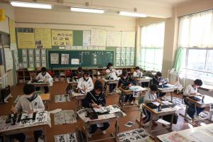 競書会に取り組む６年生の子たちの写真です