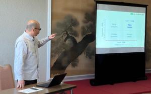 講話中の西井氏