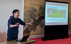 講話中の渡邊氏