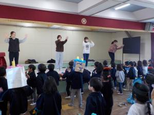 踊る子どもたち