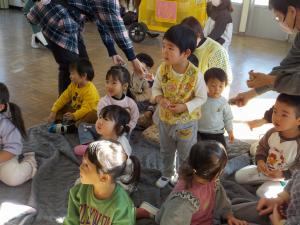 劇を見る子どもたち