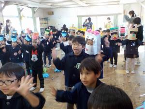 踊る幼児クラスの子どもたち