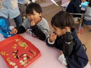 おやつを食べる子どもたち