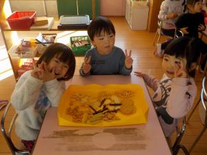 おやつを食べる年少の子どもたち