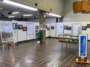 この写真は展示会の様子です