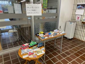 この写真は蒲郡切り絵同好会提供のペーパークラフト配布の様子です。