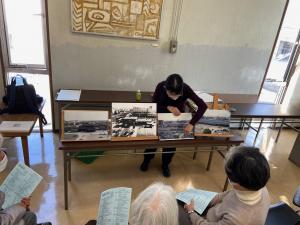 この写真は認知症予防の会で学芸員さんのお話を聞いているところです。