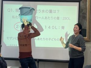 この写真は、１０Lの水のバケツを頭にのせている様子です。