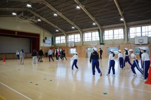 ６年生が親子でドッジボールをしている様子です。