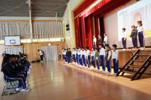 誰でしょうクイズを行っている様子です。