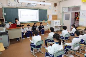 ５年生が４年生に向けてみかん栽培の作業内容を伝えている様子です