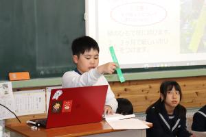 実物を見せてわかりやすく説明している様子です