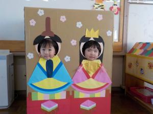 顔はめパネルを楽しむ子ども