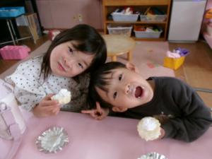 おやつを食べる子どもたち