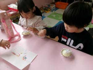 飾り付けをする子どもたち