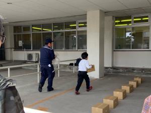 この写真は子どもが麻薬探知犬デモンストレーションに参加しているところです。