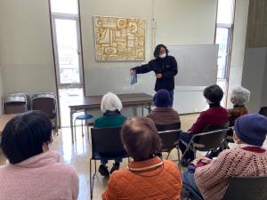 この写真は図書館の認知症予防の会で防火教室のお話をしているところです。