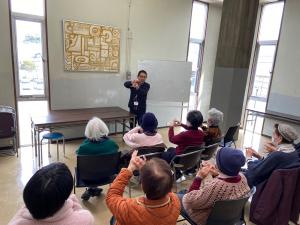 この写真は図書館で認知症予防体操をしているところです。