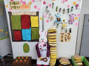 この写真はおはなしおばさんの展示会です。