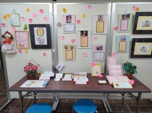 この写真はおはなしおばさんの展示の一角です。