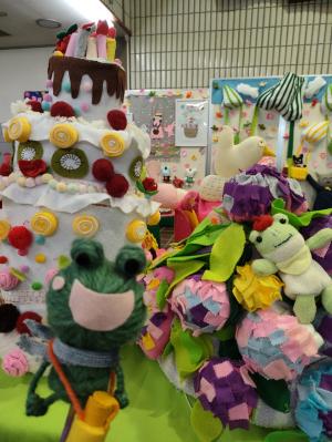 おはなしおばさんのぼうしとめくるくんです。