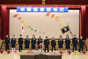 ６年生１２人が卒業の歌を歌っている様子です