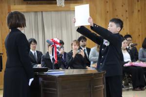 立派に卒業証書を受け取る様子です