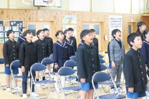 卒業生に向けてお別れの歌を歌う在校生の様子です