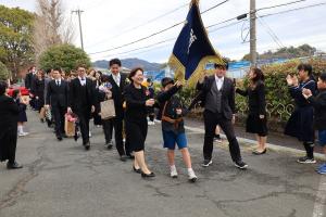 在校生による花道で卒業生を見送る様子です