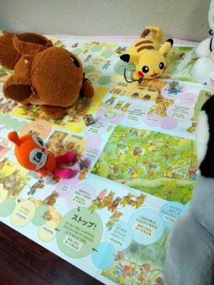 この写真はぬいぐるみのおとまり会の様子です。