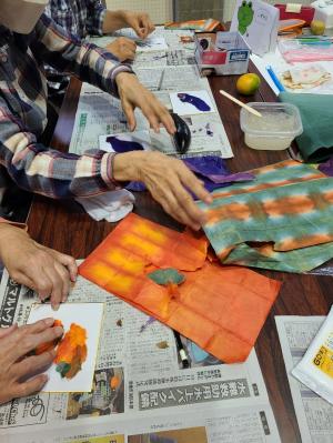 この写真は以前開催した和紙ちぎり絵の体験会の様子です。