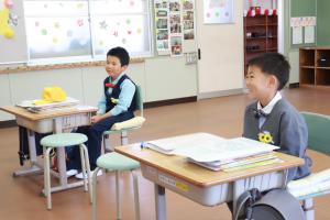 教室で先生の話を聞く１年生の様子です