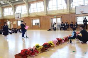 児童会長から１年生に向けて歓迎の言葉を送る様子です
