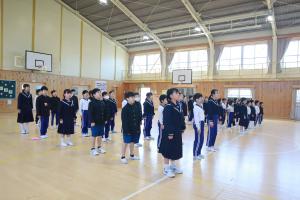 全校児童による校歌合唱の様子です