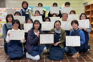 この写真は御礼状と職員の集合写真です。