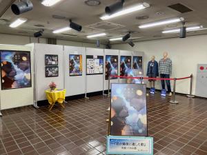 この写真は蒲郡市立図書館の展示室の様子です。