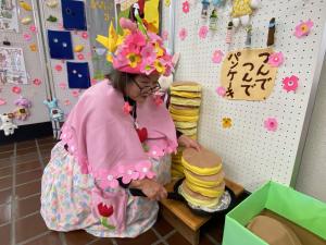 この写真は展示室にいるおはなしおばさんです。