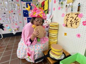 この写真はパンケーキを味見しているおはなしおばさんです。