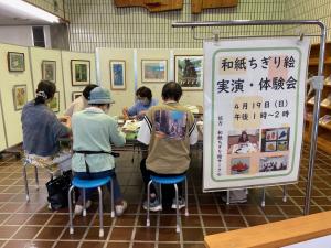 この写真は図書館展示室の様子です。