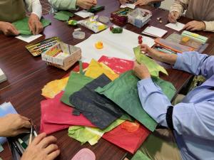 この写真は和紙ちぎり絵体験会の様子です。