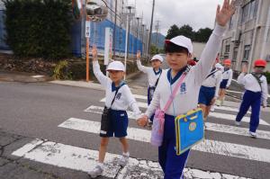 １年生と６年生が手をつないで出発する様子です