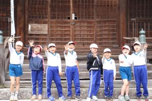 赤日子神社での記念撮影の様子です