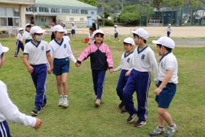 蒲郡北部小学校の芝生広場で遊んでいる様子です