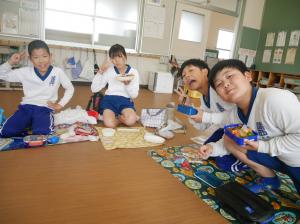 なかよし班でお弁当を食べている様子です