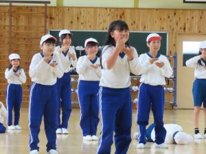 全校みんなで「だるまさんの一日」をして遊んでいる様子です