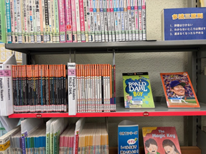 この写真は英文多読の新刊コーナーの様子です。