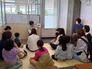 この写真はぬいぐるみとおはなし会の様子です。