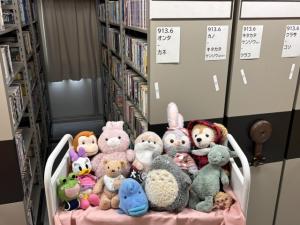 この写真はぬいぐるみのおとまり会の様子です。