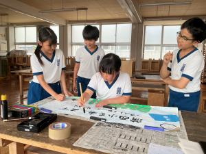 児童会スローガンの横断幕作成中の様子です